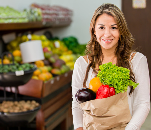 mujer comprando frutas verduras