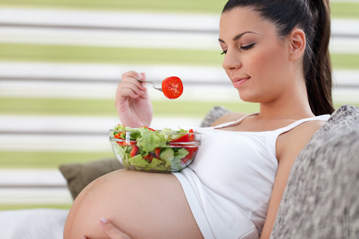 embarazada comiendo ensalada portada