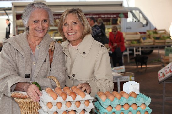 madre hija comprando huevos